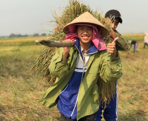 Các học sinh đến giúp Tình theo lời kêu gọi của thầy Nam - Ảnh: Thầy Nam cung cấp.