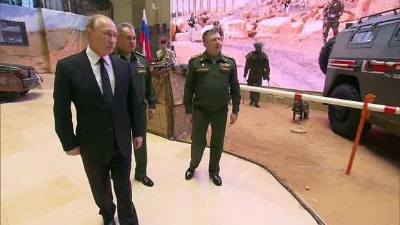 Tổng thống Putin tận mắt xem vũ khí tịch thu từ phiến quân Syria