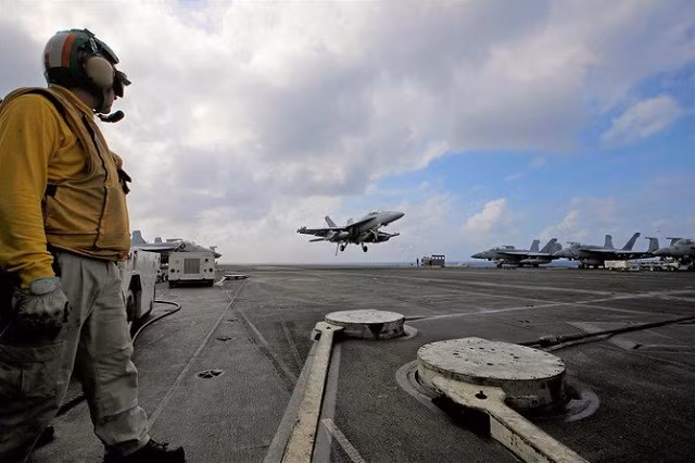 Máy bay chiến đấu trên mẫu hạm USS Ronald Reagan