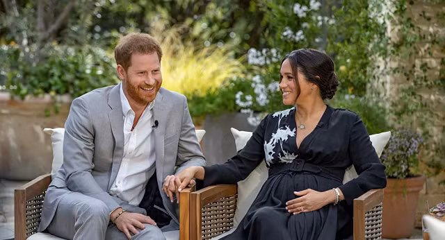 Hoàng tử Harry và vợ trong cuộc phỏng vấn với người dẫn chương trình Oprah Winfrey.