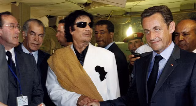Cựu Tổng thống Pháp Sarkozy (phải) và cố lãnh đạo Libya Gaddafi (đeo kính đen)