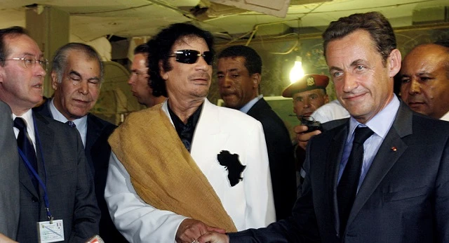 Cựu Tổng thống Pháp Sarkozy (phải) và cố lãnh đạo Libya Gaddafi (đeo kính đen)