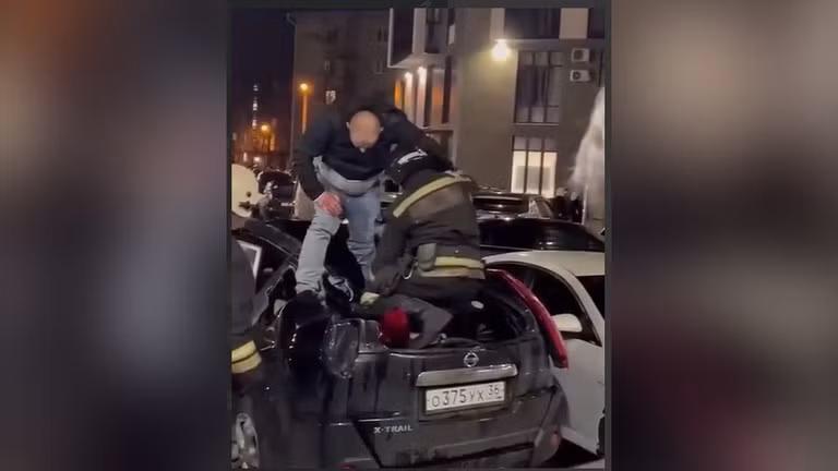 Lực lượng cứu hộ ở thành phố Voronezh đang hỗ trợ nạn nhân.