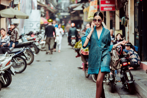 Hoàng Thùy khoe cặp chân thon giữa tiết trời giá lạnh ảnh 6 Hoàng Thùy khoe cặp chân thon giữa tiết trời giá lạnh ảnh 6