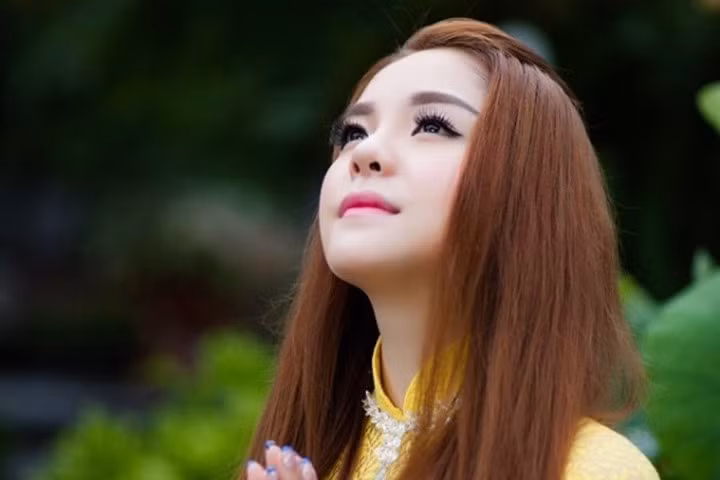 Cháu gái Kim Tiểu Long ra mắt MV Phật giáo "Mẹ Quan âm lắng nghe"