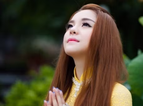 Chau gai Kim Tieu Long ra mat MV Phat giao 