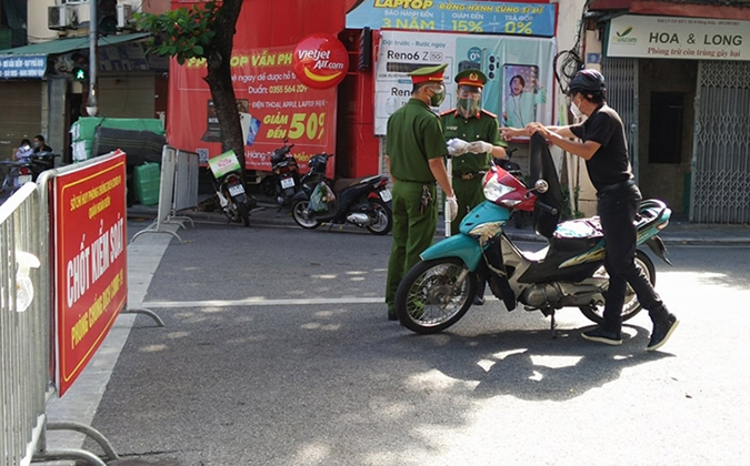 Lực lượng chức năng kiểm soát nghiêm tại các chốt kiểm dịch.