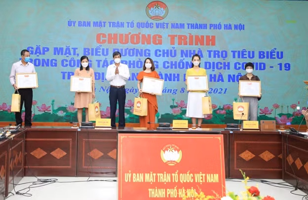 Phó chủ tịch thường trực Ủy ban Mặt trận tổ quốc Việt Nam Thành phố Nguyễn Anh Tuấn trao khen thưởng, cảm ơn các chủ nhà trọ tiêu biểu.