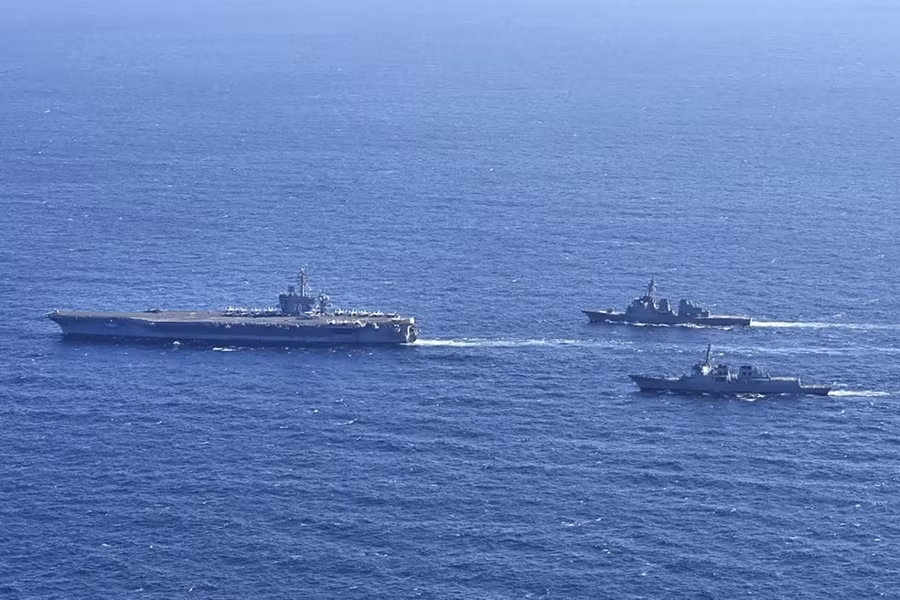 Tàu sân bay USS Carl Vinson (trái) đi cùng tàu khu trục Aegis King Sejong Đại đế của Hải quân Hàn Quốc và tàu khu trục Aegis Kongou của Lực lượng phòng vệ hàng hải Nhật Bản tập trận chung. (Ảnh do Tham mưu trưởng liên quân Hàn Quốc cung cấp)