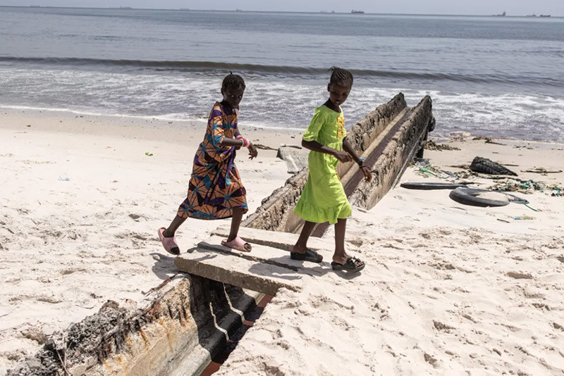 Tuy nhiên, một ông bố trẻ, bơi cùng 2 con gái hai cách một con kênh xả nước xanh khoảng 30 mét cho biết: "Đây là bãi biển duy nhất trong khu phố nên chúng tôi đến đây”. Tuy nhiên, một ông bố trẻ, bơi cùng 2 con gái hai cách một con kênh xả nước xanh khoảng 30 mét cho biết: "Đây là bãi biển duy nhất trong khu phố nên chúng tôi đến đây”.