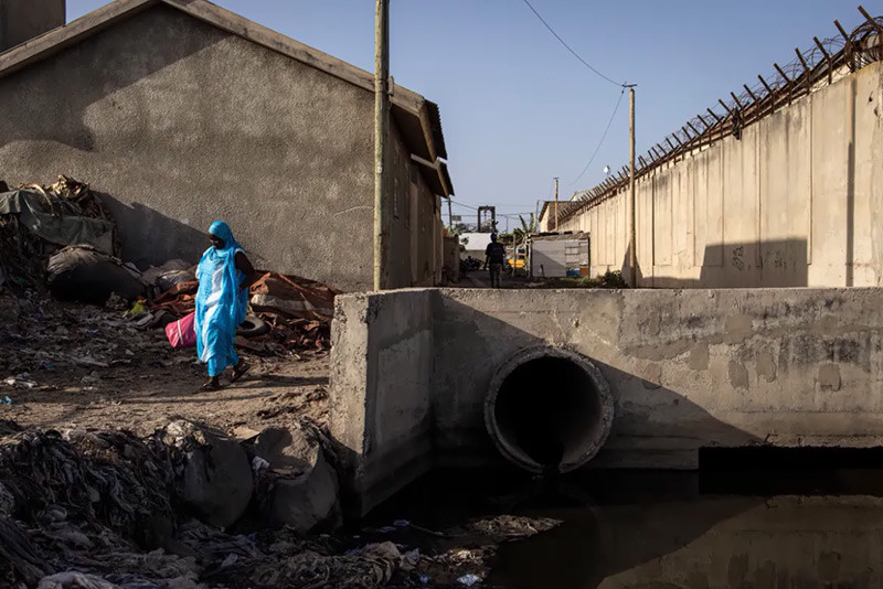 Tập đoàn Suez của Pháp đang xây dựng một nhà máy xử lý nước thải trên bờ biển để xử lý 26.000 mét khối mỗi ngày cho 500.000 cư dân. Tập đoàn Suez của Pháp đang xây dựng một nhà máy xử lý nước thải trên bờ biển để xử lý 26.000 mét khối mỗi ngày cho 500.000 cư dân.