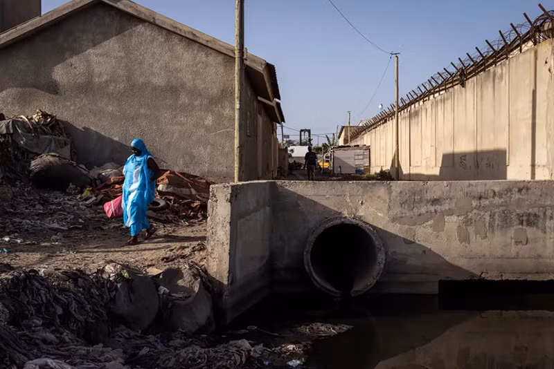 Tập đoàn Suez của Pháp đang xây dựng một nhà máy xử lý nước thải trên bờ biển để xử lý 26.000 mét khối mỗi ngày cho 500.000 cư dân.