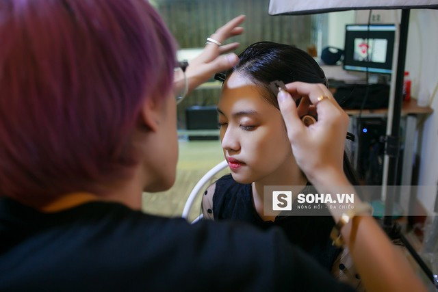 Thúy Vi liên tục che chắn khi chụp hình hở da thịt ảnh 2 Thúy Vi được chuyên gia trang điểm hóa trang thành nhân vật được cosplay trong hợp đồng lần này