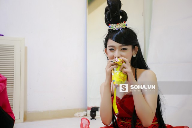 Thúy Vi liên tục che chắn khi chụp hình hở da thịt ảnh 12 Thúy Vi ăn nhanh chiếc bánh mì cùng ekip chụp hình