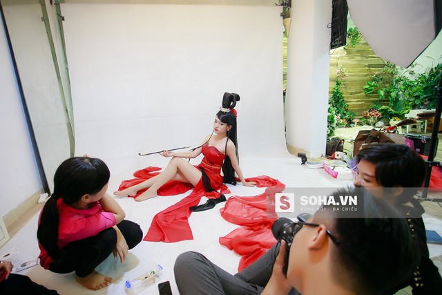 Thúy Vi liên tục che chắn khi chụp hình hở da thịt ảnh 14 Sau đó, cô bé quay trở lại với công việc và cố gắng làm thật tốt chỉ đạo diễn xuất của ekip