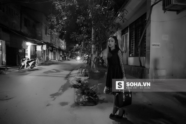 Thúy Vi liên tục che chắn khi chụp hình hở da thịt ảnh 20 Cô bé đợi taxi chở ra sân bay để về nhà cho kịp buổi học sáng thứ 2 đầu tuần