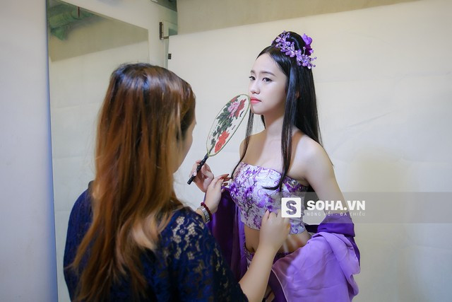 Thúy Vi liên tục che chắn khi chụp hình hở da thịt ảnh 10 Bộ trang phục của Thúy Vi luôn được chỉnh trang cẩn thận, tránh những trường hợp đáng tiếc xảy ra