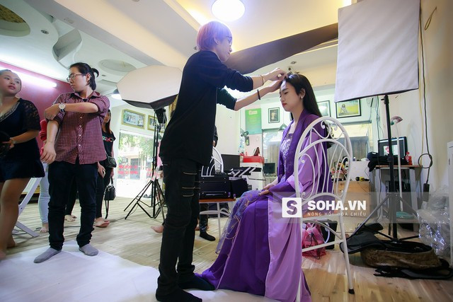Thúy Vi liên tục che chắn khi chụp hình hở da thịt ảnh 4 Bộ trang phục cosplay đầu tiên của Thúy Vi có màu tím nhẹ nhàng mềm mại nhưng không kém phần sexy
