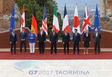 Anh tong thong Phap va thu tuong Canada tro chuyen gay chu y - Anh 2