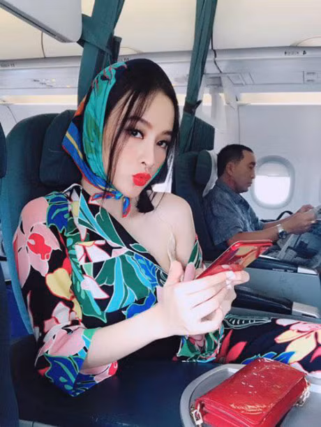 Angela Phuong Trinh dien ao lech vai, Hoai Linh dang hinh 