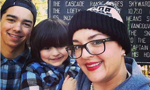 Cô Desiree và 2 đứa con trai của mình, Edge và Epic.