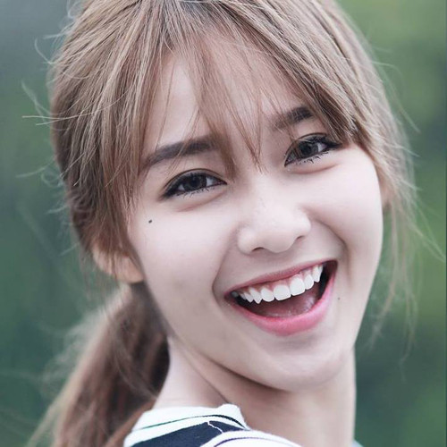 Hàm răng ngọc ngà “ăn điểm” của Khả Ngân