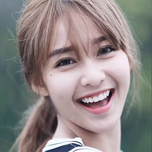 Hàm răng ngọc ngà “ăn điểm” của Khả Ngân