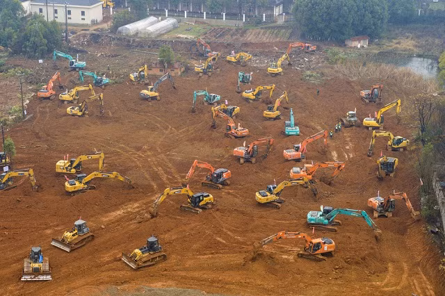 Xây dựng một bệnh viện dã chiến ở sân vận động thành phố Vũ Hán, tỉnh Hồ Bắc, Trung Quốc vào ngày 24/1/2020 để có đủ giường điều trị cho bệnh nhân COVID-19 - Ảnh: Getty Photos