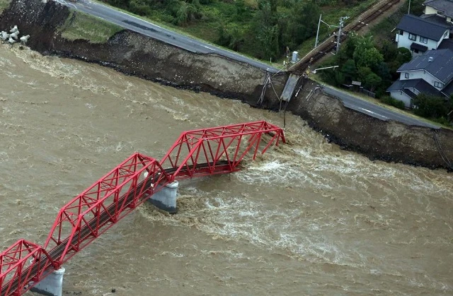 Một cây cầu bị sập trên sông Chikuma ở Ueda, Nagano, Nhật Bản