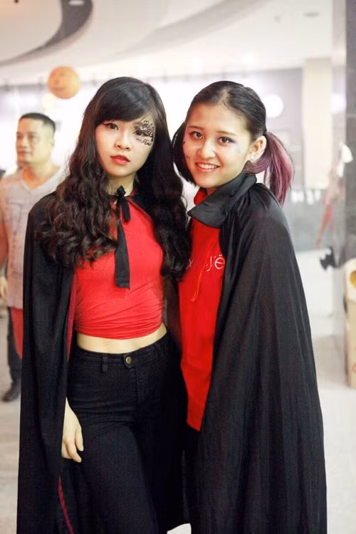 gioi tre ha noi hoa trang la mat trong le hoi ma quy hinh anh 3