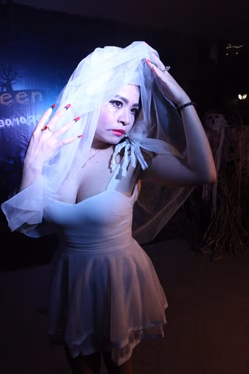 Giới trẻ Hà Nội hóa trang lạ mắt trong lễ hội ma quỷ