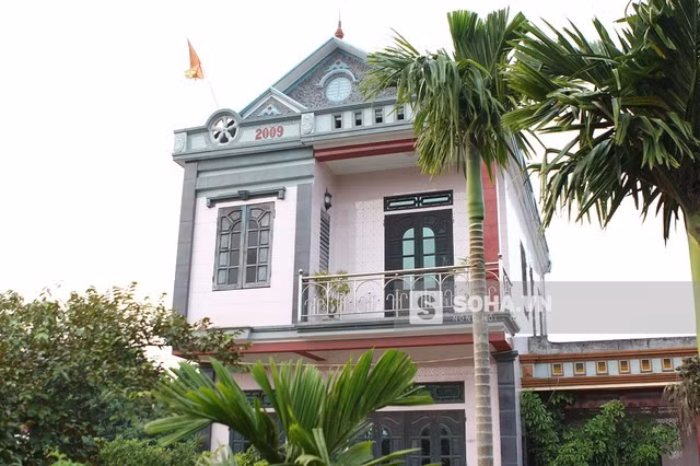 Ngôi nhà khang trang của gia đình Tuấn Anh. Trên tầng 2 là phòng của Tuấn Anh thường xuyên đóng kín cửa vì mỗi năm anh chỉ về nhà vài ngày vào dịp Tết hoặc nghỉ thi đấu.
