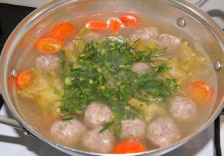 2 cach nau canh chua thit vien cho ngay nong nuc - Anh 1