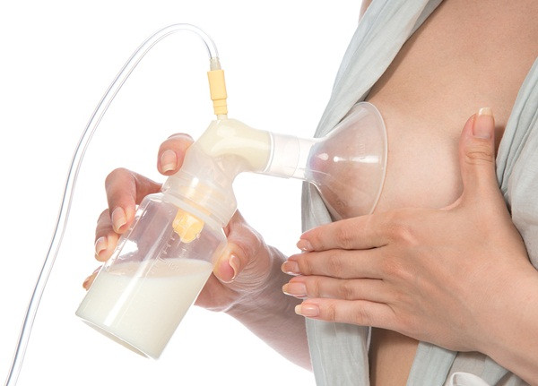 Hướng dẫn vắt sữa mẹ bằng tay chuẩn nhất để nuôi con lớn