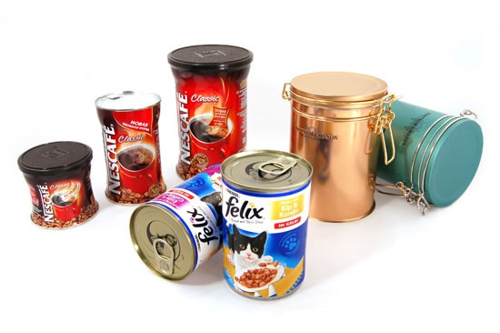 Các bạn có thể mang theo đồ ăn sẵn như bánh mì, thịt hộp, nước uống… để tiết kiệm chi phí khi đi du lịch do-an-dong-hop