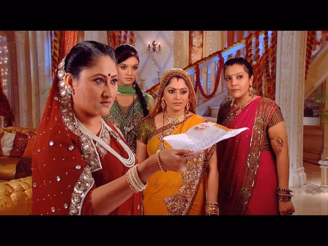  Hai chị em Simar phải chiến đấu với sự hà khắc của bà nội chồng và sự ganh ghét của các cô dâu khác trong gia tộc Bharadwaaj 