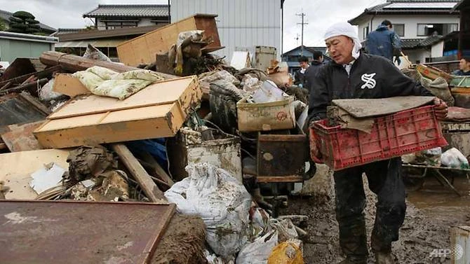 Người dân Nhật dọn dẹp sau bão. (Ảnh: AFP)