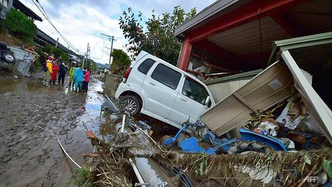 Một chiếc xe hơi lao vào ngôi nhà bị hỏng sau bão.(Ảnh: AFP) Một chiếc xe hơi lao vào ngôi nhà bị hỏng sau bão.(Ảnh: AFP)