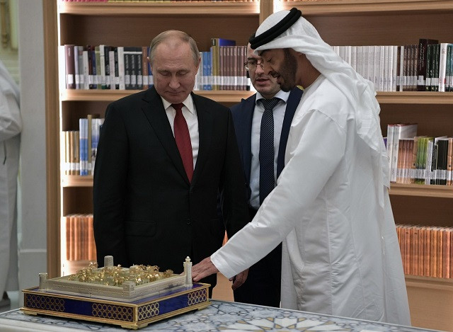 TT Putin nhận món quà của UAE là mô hình cung điện hoàng gia