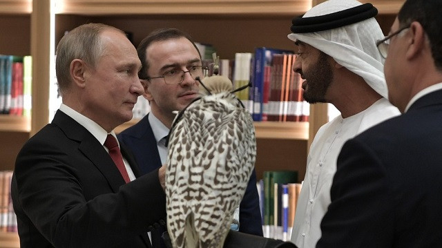 TT Putin tặng chim quý cho UAE.