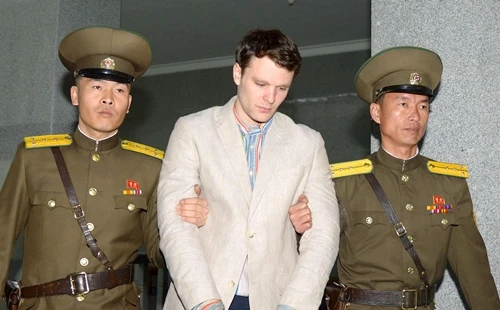 Otto Warmbier bị áp giải đến Tòa án Tối cao Triều Tiên ở Bình Nhưỡng. Ảnh: Reuters.