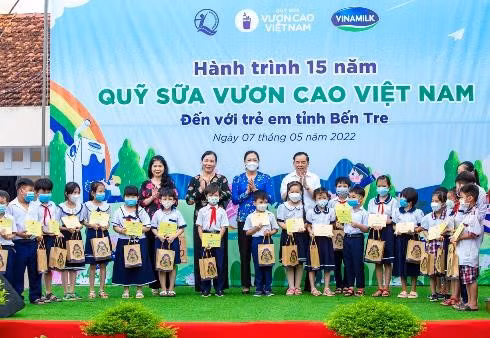 Nhiều phần quà và học bổng cũng được Quỹ sữa và các đại biểu trao tặng, như lời động viên các em học sinh học tập tốt.