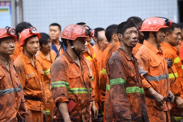 Lực lượng cứu hộ các thợ mỏ gặp nạn.