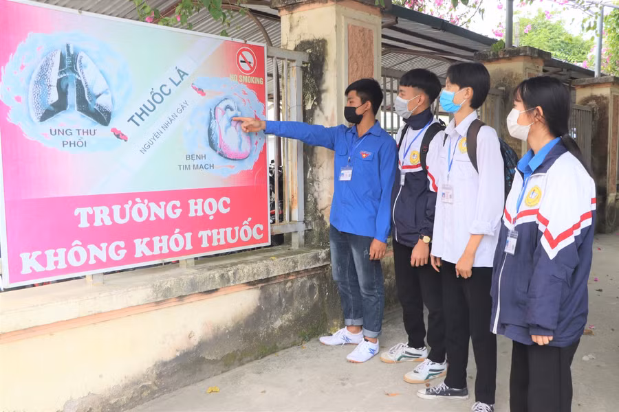 Truyền thông bằng những hình ảnh trực quan là cách làm hiệu quả Điện Biên đang triển khai để xây dựng "Trường học không khói thuốc".