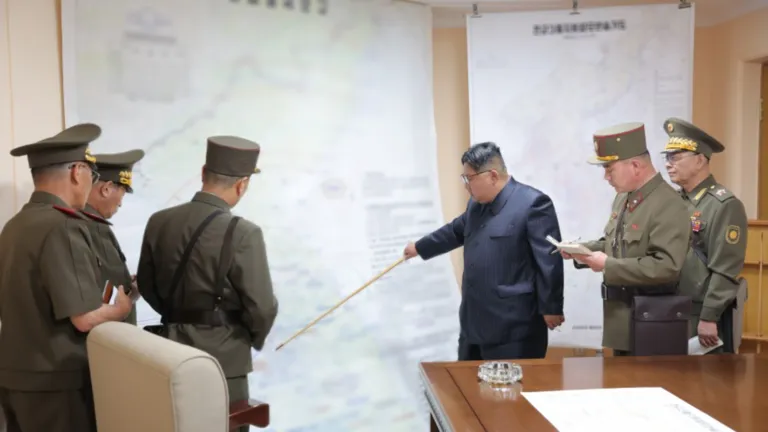 Nhà lãnh đạo Triều Tiên Kim Jong - Un và các tướng lĩnh quân đội. (Ảnh: KCNA).