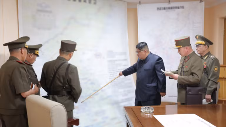 Nhà lãnh đạo Triều Tiên Kim Jong - Un và các tướng lĩnh quân đội. (Ảnh: KCNA).
