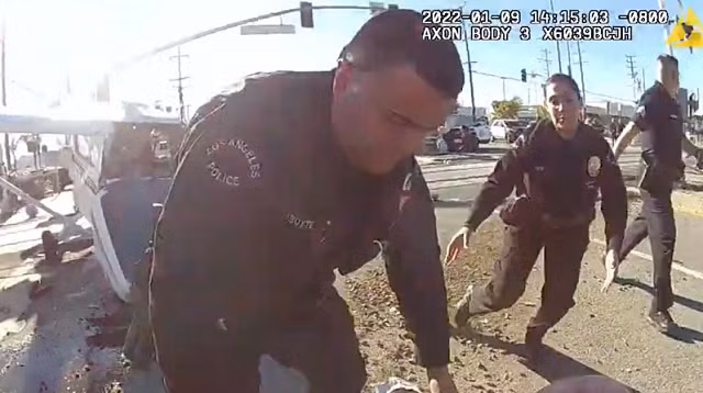 Cảnh sát đang nỗ lực kéo phi công ra khỏi máy bay ngay trước khi đoàn tàu lao tới.