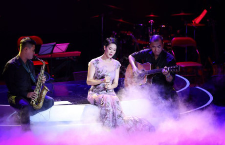 Thu Phương tháo giầy lúng liếng, rồi trách... Quang Linh - Ảnh 1 Thu Phuong thao giay lung lieng, roi trach... Quang Linh - Anh 1