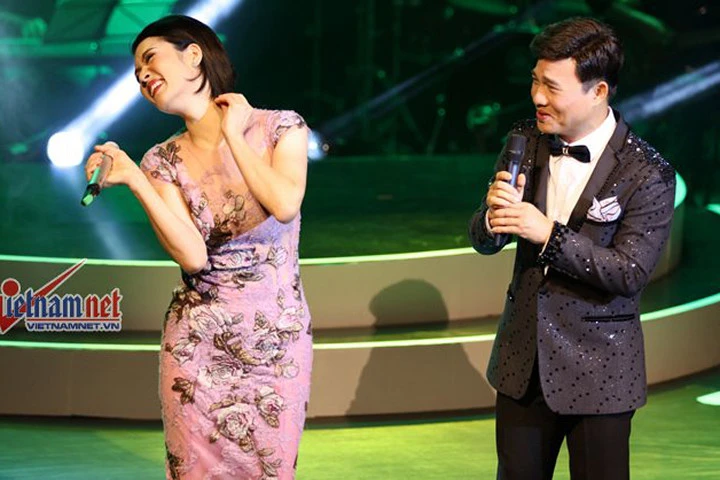 Thu Phương tháo giầy lúng liếng, rồi trách... Quang Linh