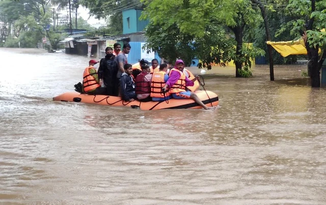 Mưa gây lụt lội ở Ấn Độ.